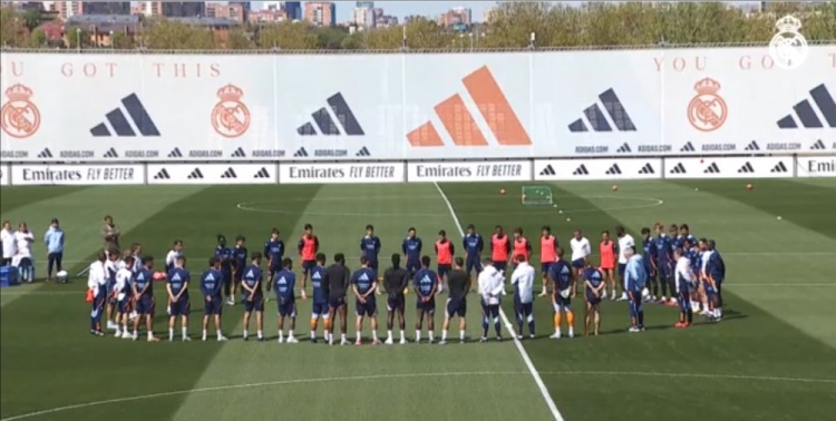 在今天的训练开始之前，皇马全队为教皇方济各逝世默哀1分钟