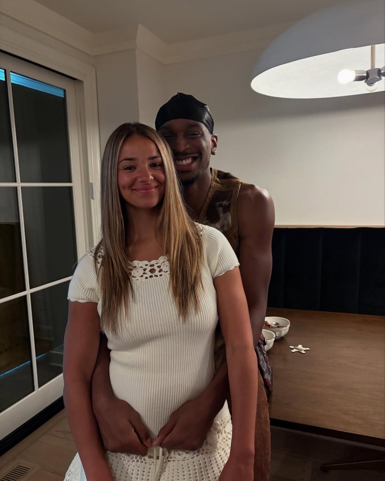 人生赢家！未婚妻晒与亚历山大的合照！后者转发：❤️