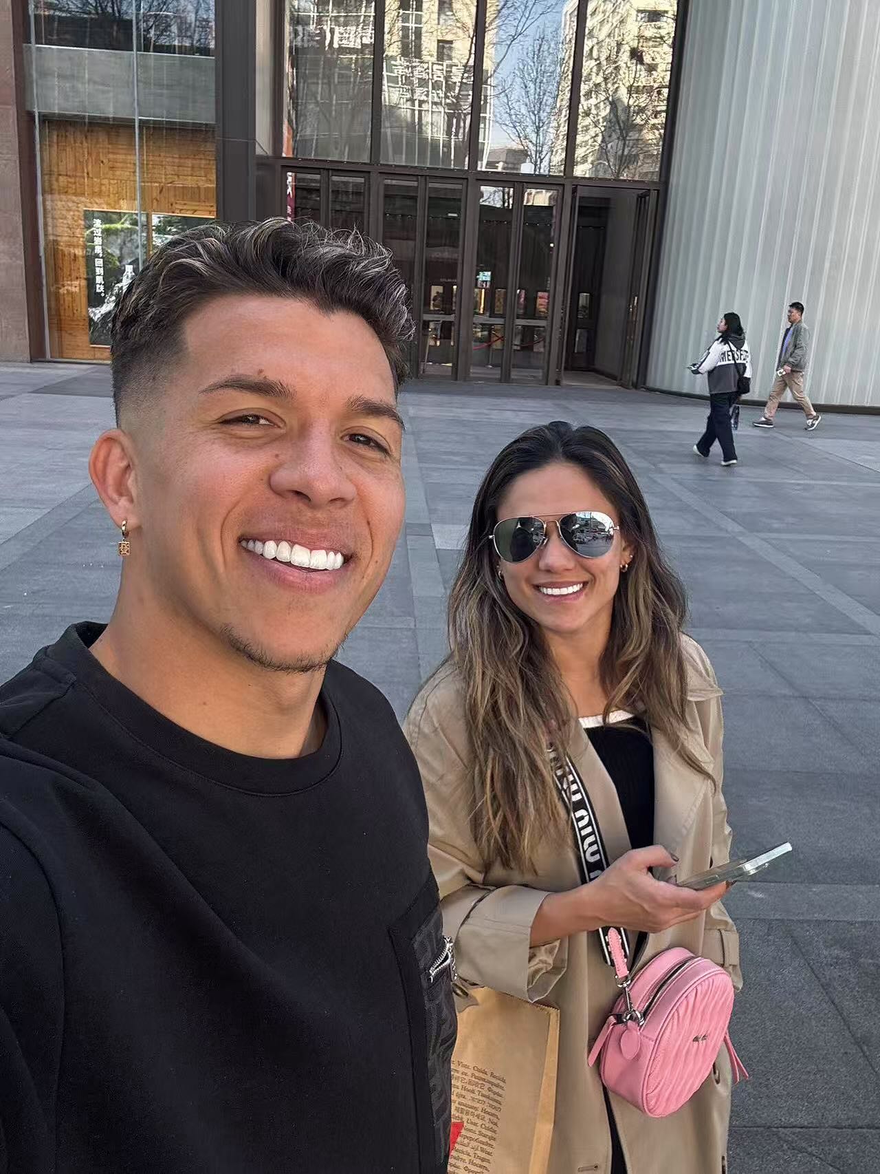 入乡随俗！30岁纳萨里奥庆祝结婚12周年纪念日，给妻子买足金耳饰